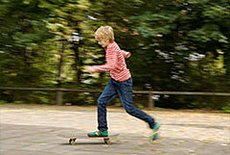 Junge beim Skateboardfahren
