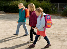 Kinder zu Fuß auf dem Weg zur Schule