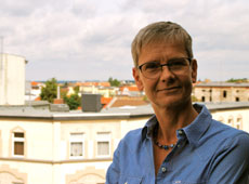dynamisch wirkende Frau mit Brille und kurzen Haaren